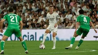 El Bernabéu despide a Kroos como una leyenda y el once de Wembley no pasa del empate