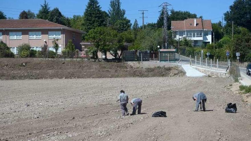 Obras en el aparcamiento de O Piñeiriño. // Noé Parga