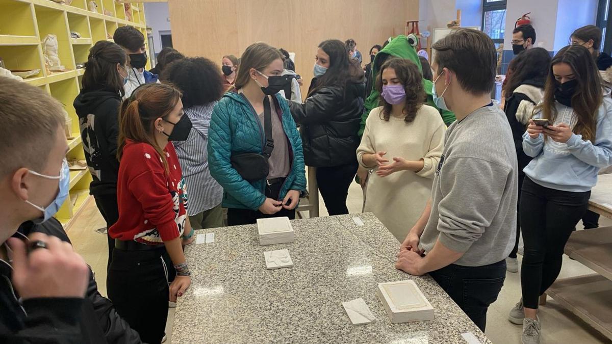 Arriba, los alumnos americanos durante su visita a la Escuela de Arte y Superior de Diseño de Zamora.