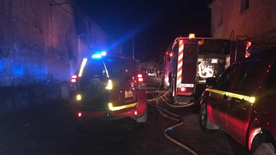 Un incendio en Novillas destruye un almacén con vehículos agrícolas