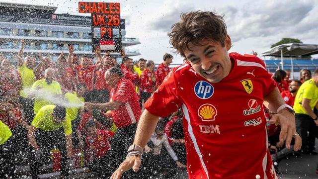 Leclerc celebra la victòria d’ahir al GP de la Gran Bretanya celebrat a Silverstone.  | BEN STANSALL / AFP
