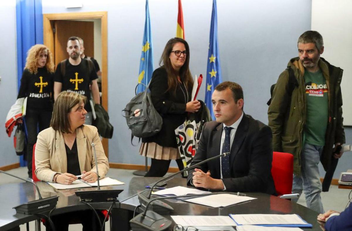 Gimena Llamedo y Guillermo Peláez, con representantes sindicales detrás, antes de una de sus reuniones.
