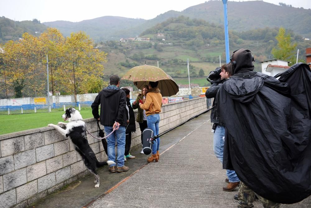 Grabación de un programa de televisión en el campo del Santiago de Aller