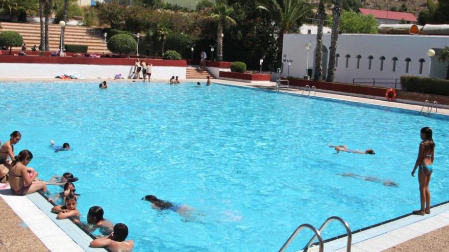 Los bañistas en la piscina municipal de San Crispín de Elda