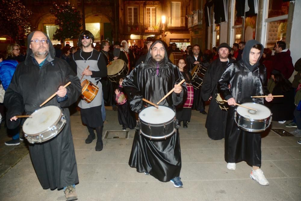 La quema del emblemático loro, ataviado de color violeta, pone fin al intenso Entroido pontevedrés.