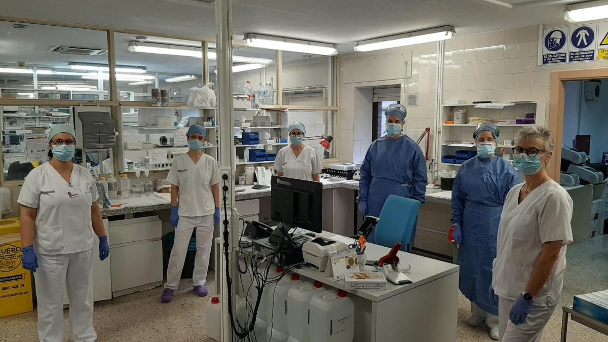 Equipo técnico que realiza la PCR en el laboratorio de Microbiologia