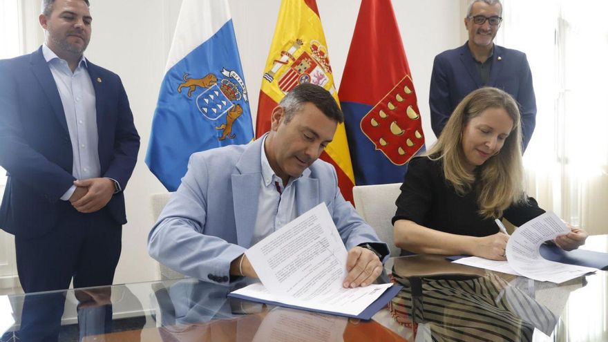 La firma del contrato pone en marcha el reloj para la residencia de mayores