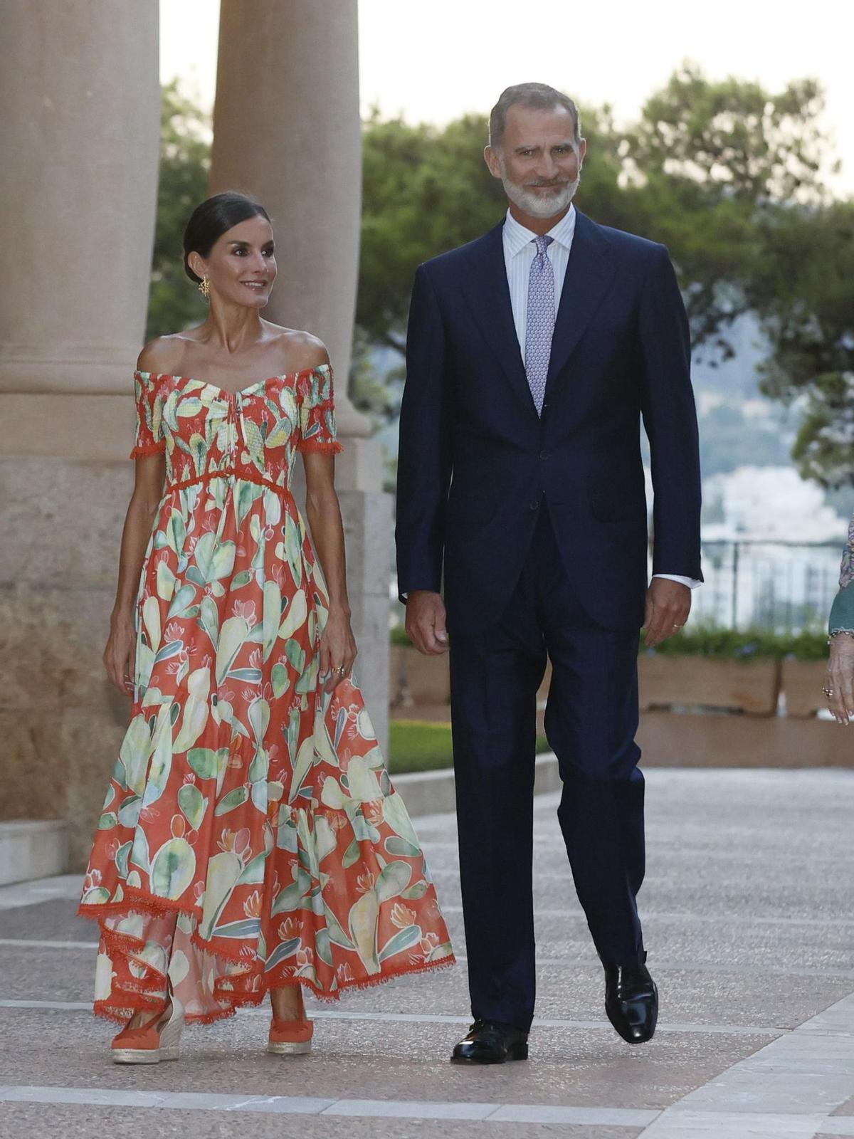 PALMA DE MALLORCA, 04/08/2022.- Los reyes Felipe VI y Letizia (i) reciben este jueves a más de 300 representantes de la sociedad balear, en un encuentro que por primera vez tiene lugar en los jardines del Palacio de Marivent, en Palma de Mallorca. EFE/Ballesteros