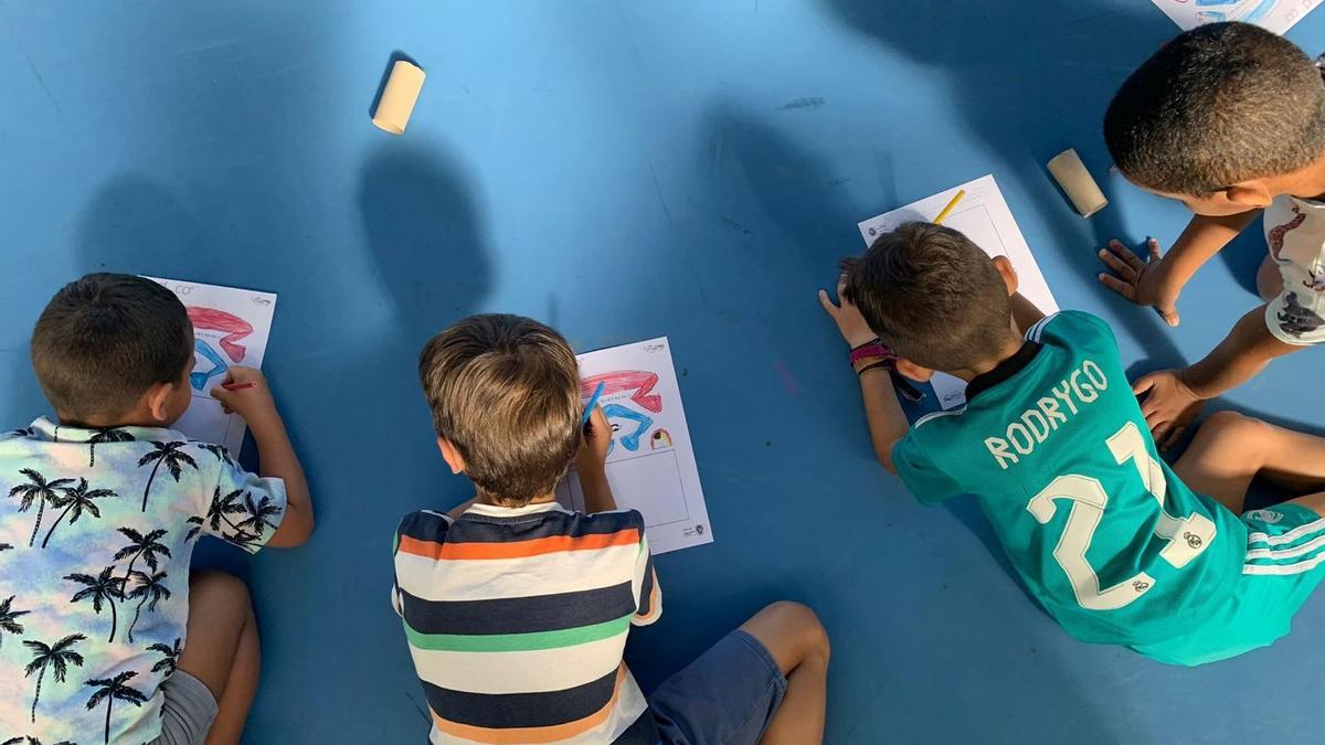 Un grupo de niños dibujando.