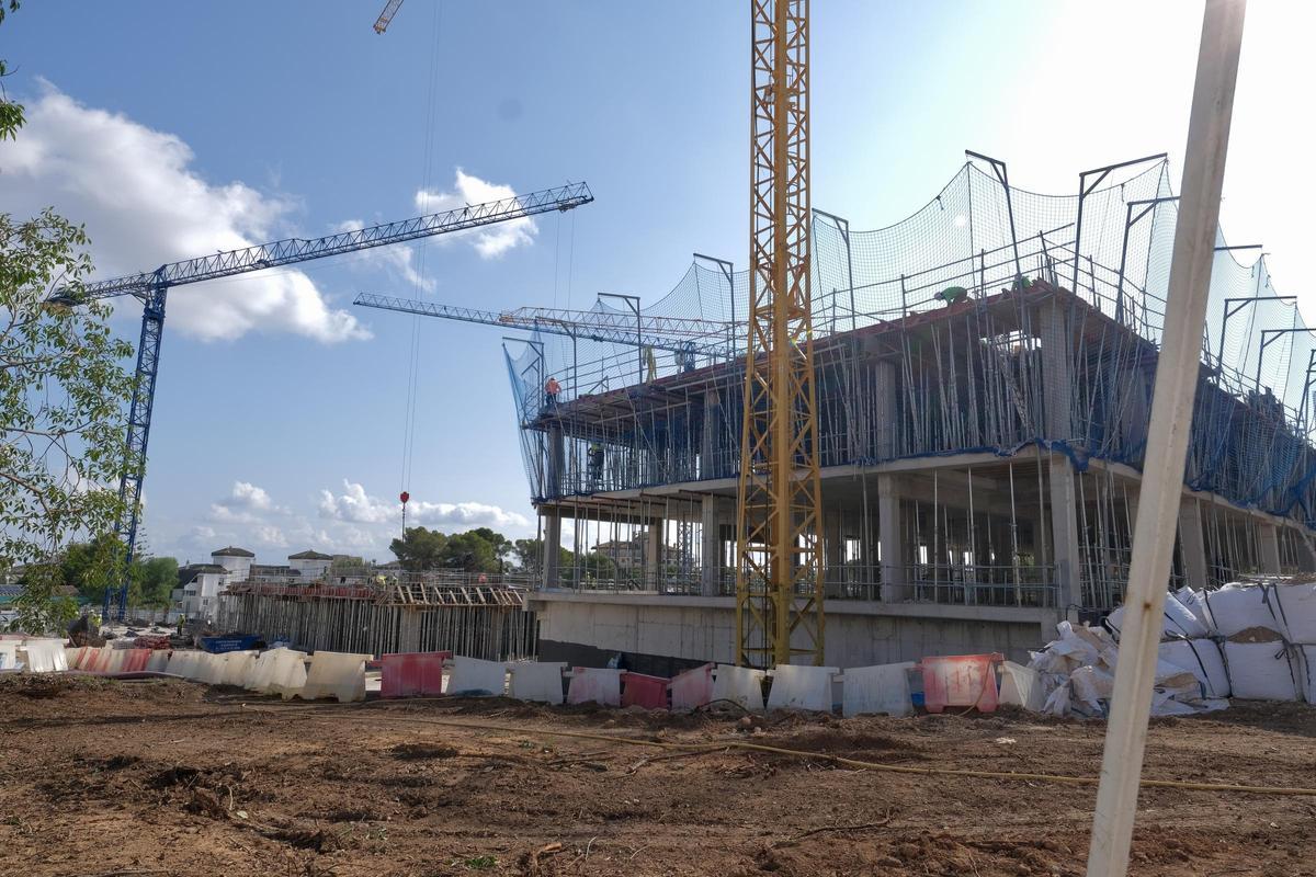El futuro centro de salud, en primer termino, con el edificio de consltas externas, al fondo