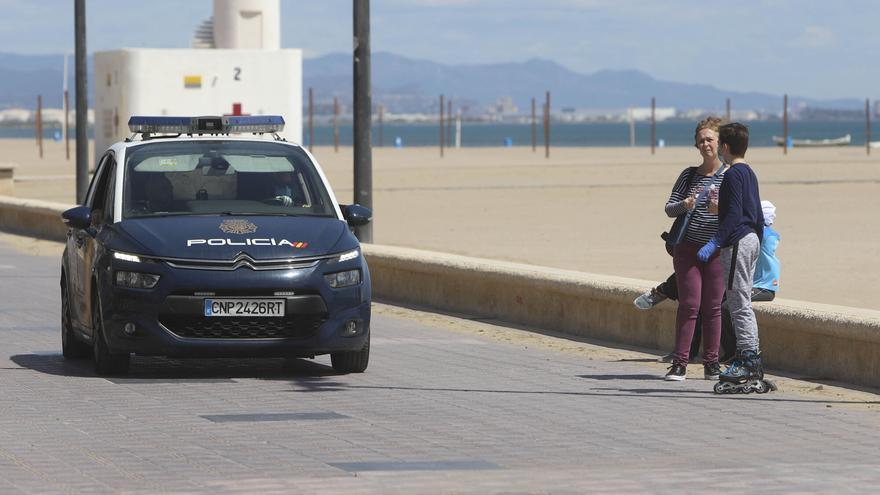 Tres jóvenes, a punto de matar a un chico de una paliza salvaje para robarle el móvil en la playa de Las Arenas