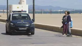Tres jóvenes, a punto de matar a un chico de una paliza salvaje para robarle el móvil en la playa de Las Arenas