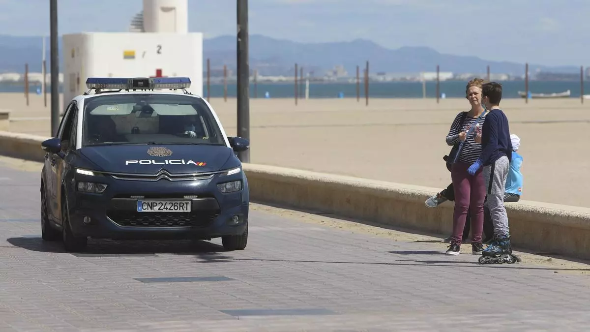 Tres jóvenes, a punto de matar a un chico de una paliza salvaje para robarle el móvil en la playa de Las Arenas