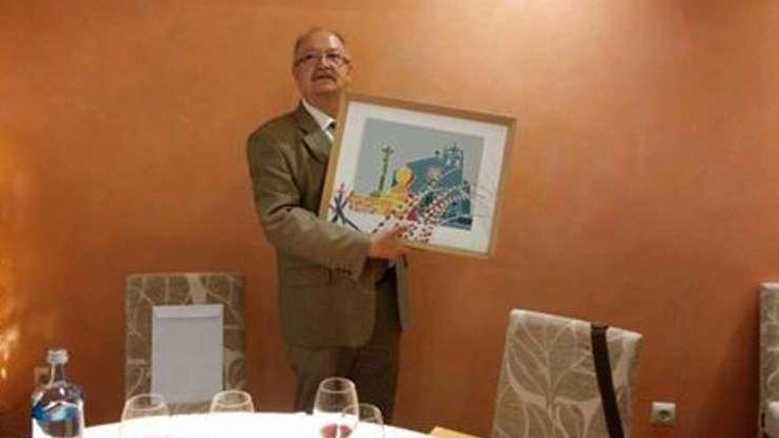 José Núñez, durante el homenaje, en el que le entregaron varios regalos.