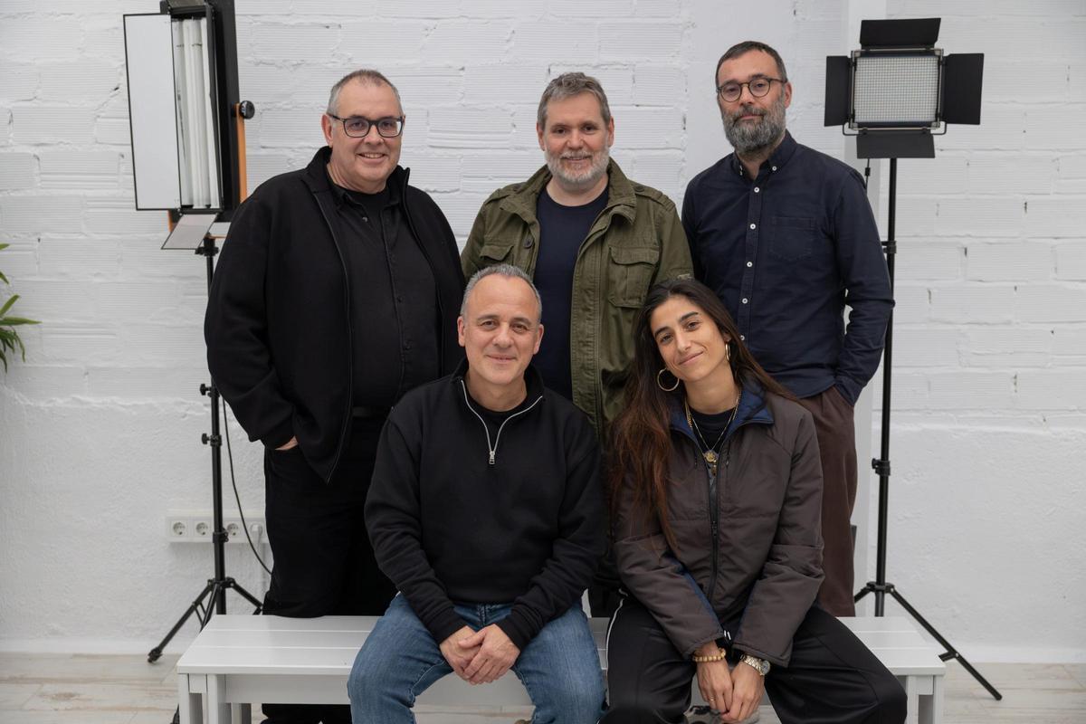 Equipo de la serie conformado por Pepe Coira, Fran Coira, Fran Araújo (atrás) y Javier Gutiérrez y Carolina Yuste (delante)