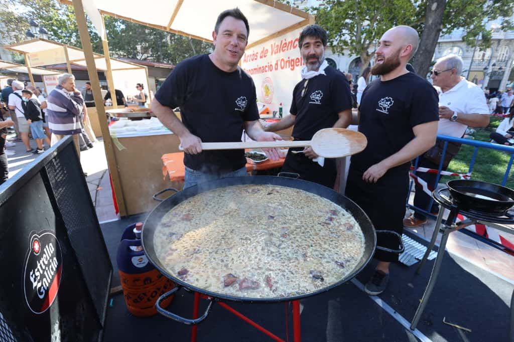 La plaza del Ayuntamiento de València se convierte en un gran restaurante al aire libre con el Tastarròs