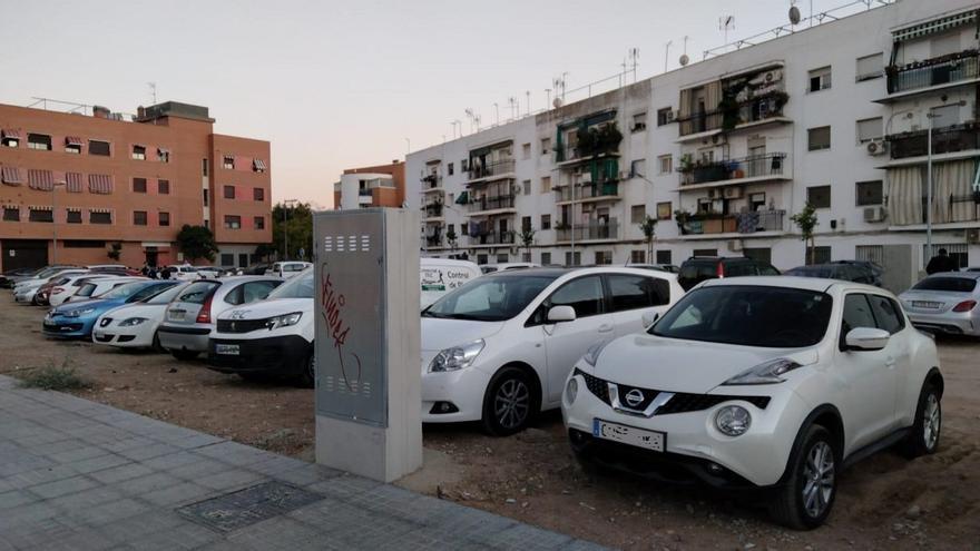 Coches aparcados en un solar donde se prevé levantar un bloque de viviendas.