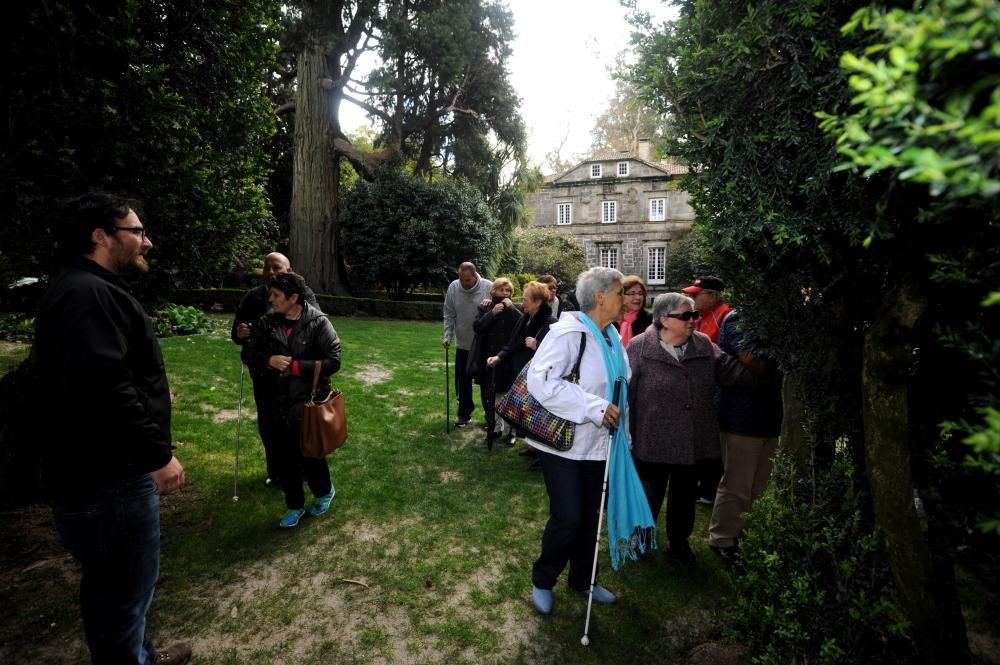 Un grupo de invidentes de la ONCE descubrió con sus manos los tesoros patrimoniales y naturales del emblemático espacio