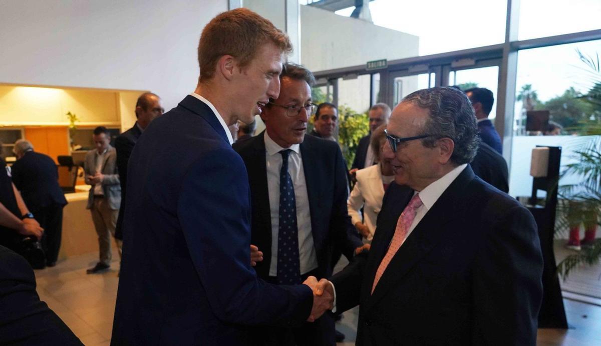 Alberto Díaz saluda al presidente de Prensa Ibérica, Javier Moll, en presencia de Emilio Fernández, jefe de deportes de La Opinión.