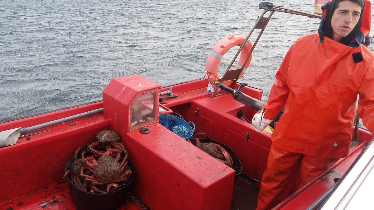 Uno de los marineros dedicados al centollo, ya de vuelta a casa, esta mañana.