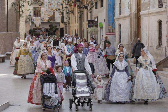 Todas las fotos de la ofrenda del 18 de marzo por la calle San Vicente hasta la 16:30 horas