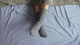 Dormir con calcetines no solo es poco sexy: las bacterias "oportunistas en humanos" reinan en ellos