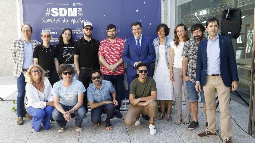 Presentación del ciclo &quot;Solpores do Museo&quot; con los artistas invitados y cargos de la Xunta. // Alba Villar