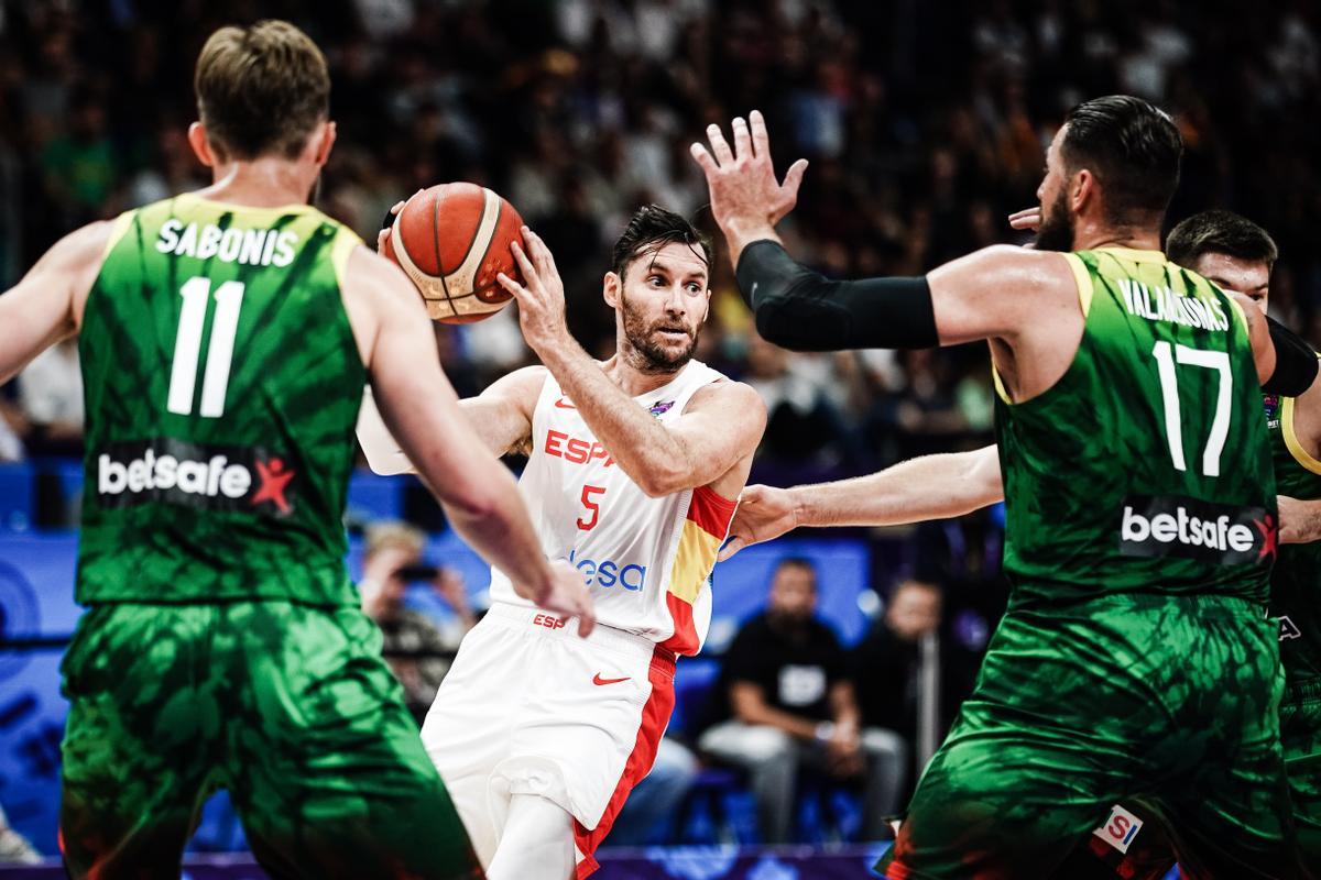 Berlin (Germany), 10/09/2022.- Spain’s Rudy Fernandez (C) in action against Lithuanian players Domantas Sabonis (L) and Jonas Valanciunas (R) during the FIBA EuroBasket 2022 round of 16 match between Spain and Lithuania at EuroBasket Arena in Berlin, Germany, 10 September 2022. (Baloncesto, Alemania, Lituania, España) EFE/EPA/CLEMENS BILAN