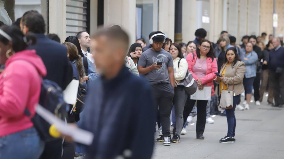 Colas de inmigrantes a las puertas del Ayuntamiento para solicitar documentación para el proceso de regularización.