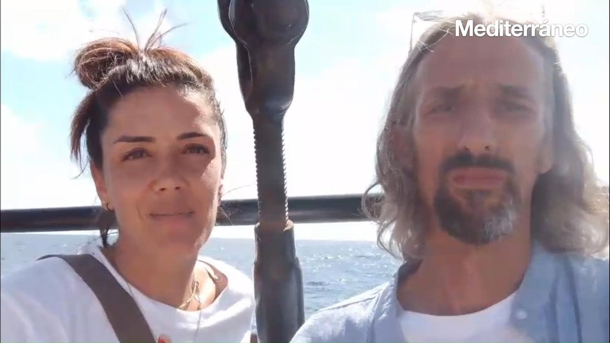 La activista Sofía Buchó -junto al diputado Juan Bordera, relata cómo ha sido la noche con la amenaza de los barcos israelíes