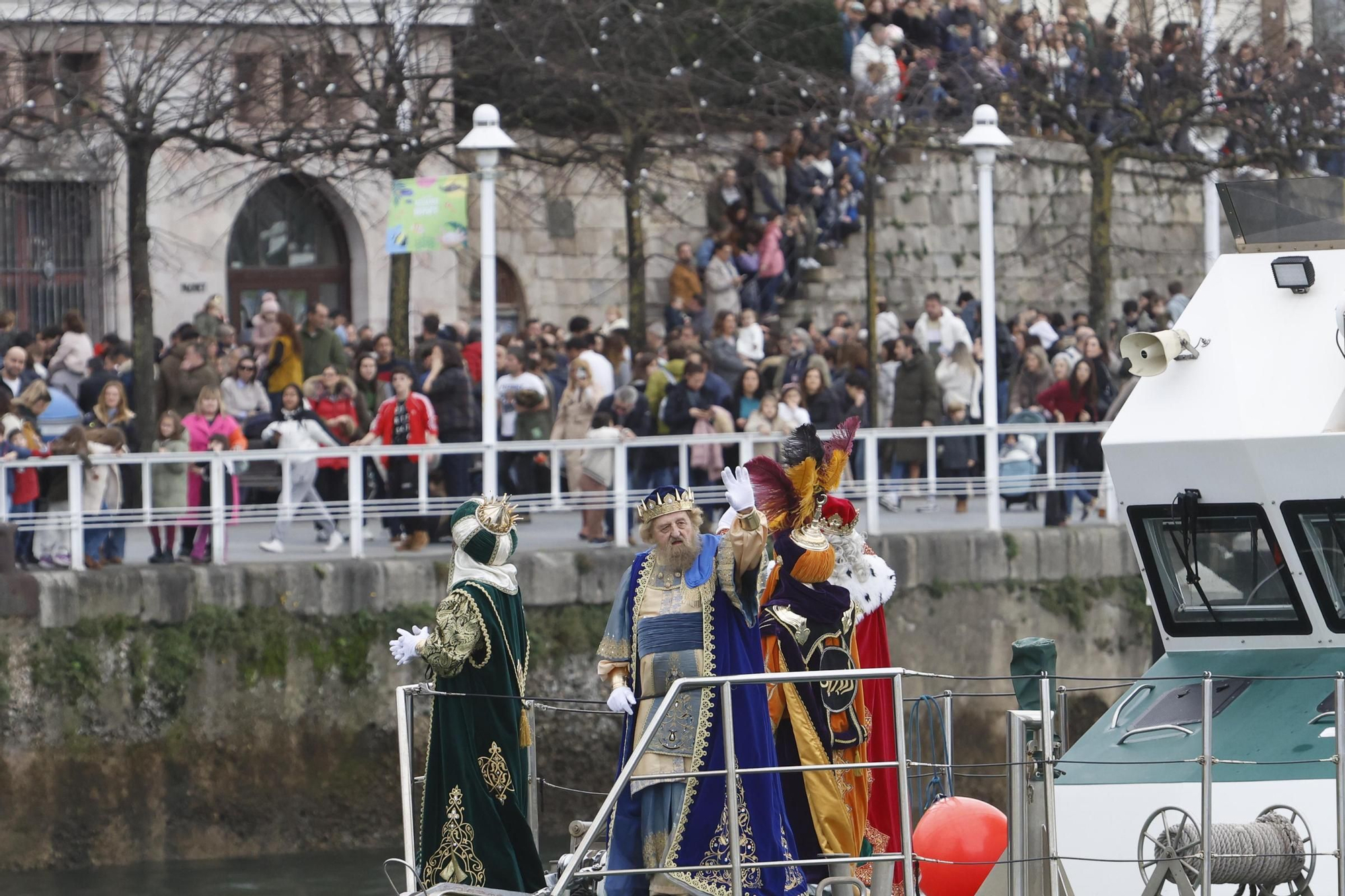 En imágenes: Los Reyes Magos desembarcan en Gijón