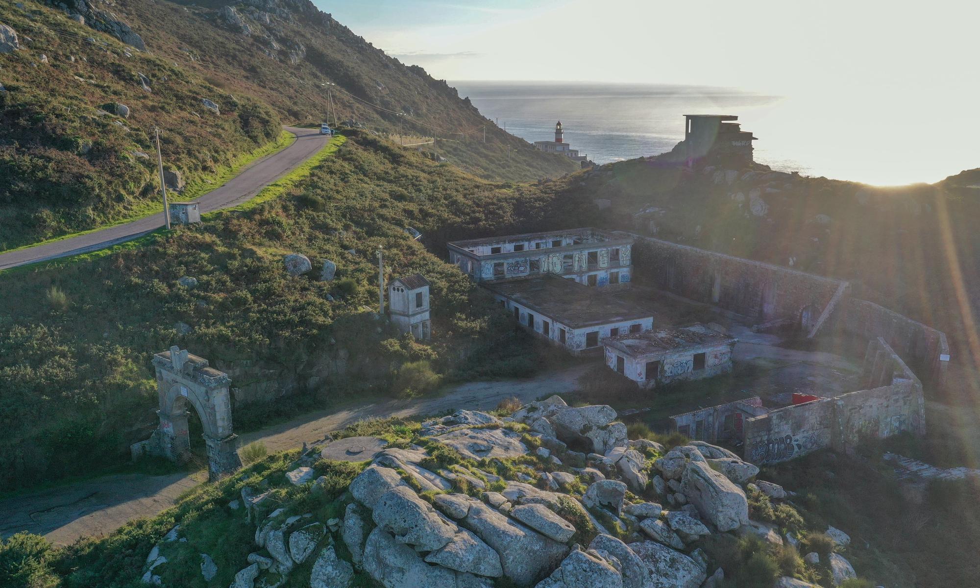 Vista general de las instalaciones militares por las que puja el Concello de Baiona.