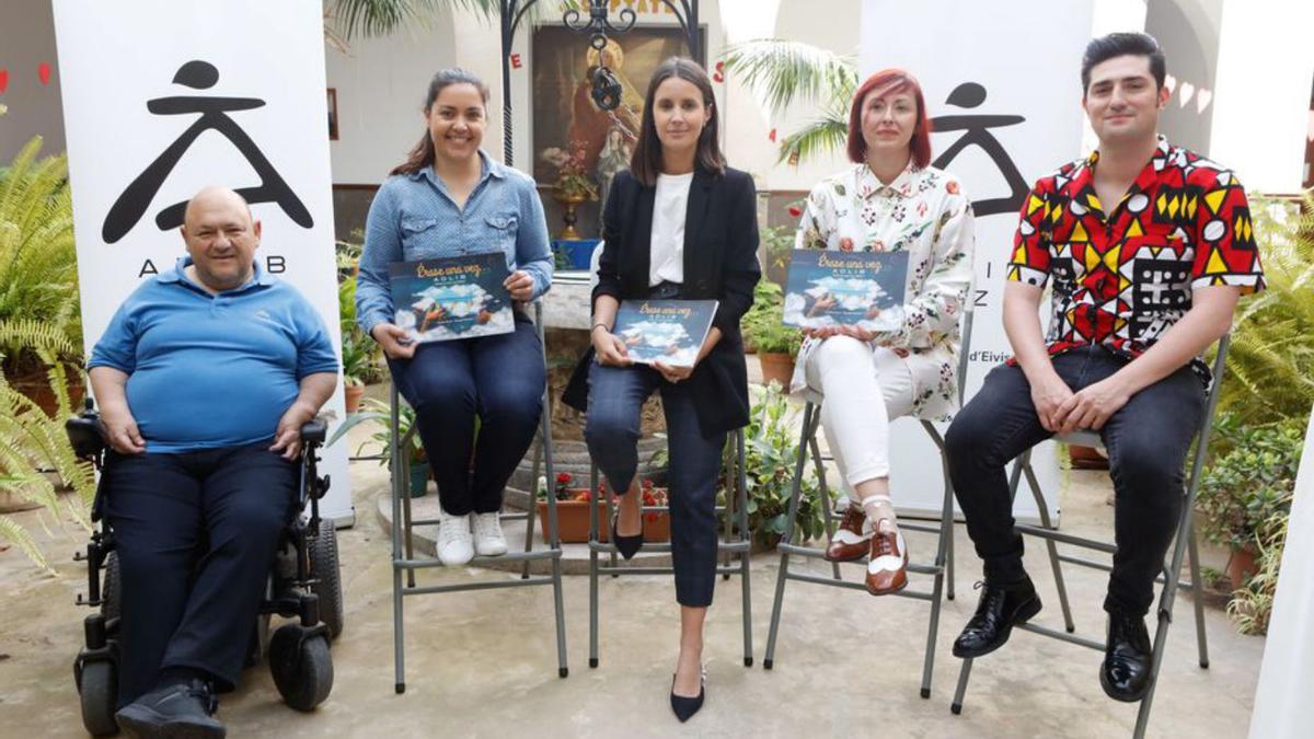 Presentación del bloc, con Javier Marí, modelo; la directora insular de Indústria, Irene Torres; la consellera María Fajarnés, y los artistas Ariadna Ferrer y Germán Guerrero.