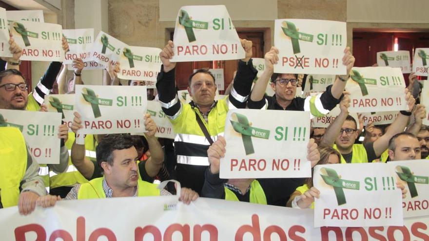 Protesta de trabajadores de Ence en el concello de Poio