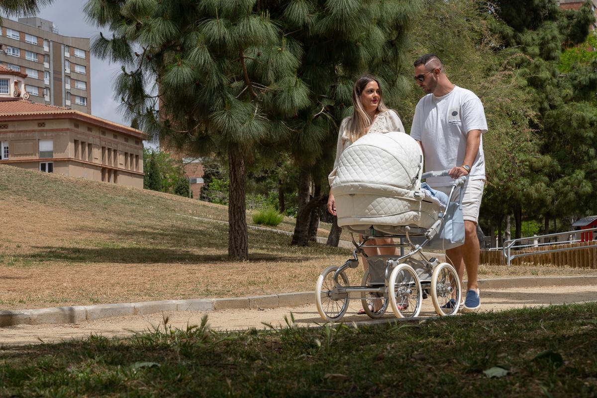 La pareja murciana, paseando al recién nacido.