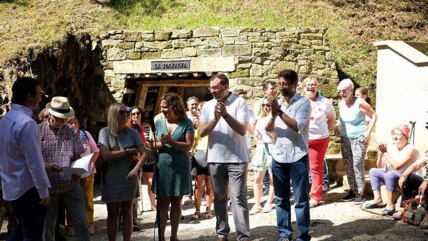 En el centro, Iratxe García, Adrián Barbón y Enrique Fernández, ayer, en el homenaje a los represaliados en La Bornaína, en San Martín del Rey Aurelio.