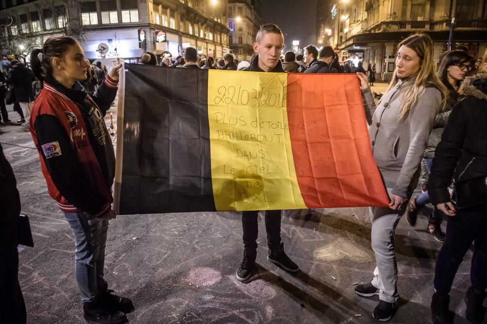 La noche y el día después a los atentados han sido emocionalmente duros para los habitantes de la capital belga, golpeada por el terrorismo. Los ramos de flores se acumulaban en las plazas.