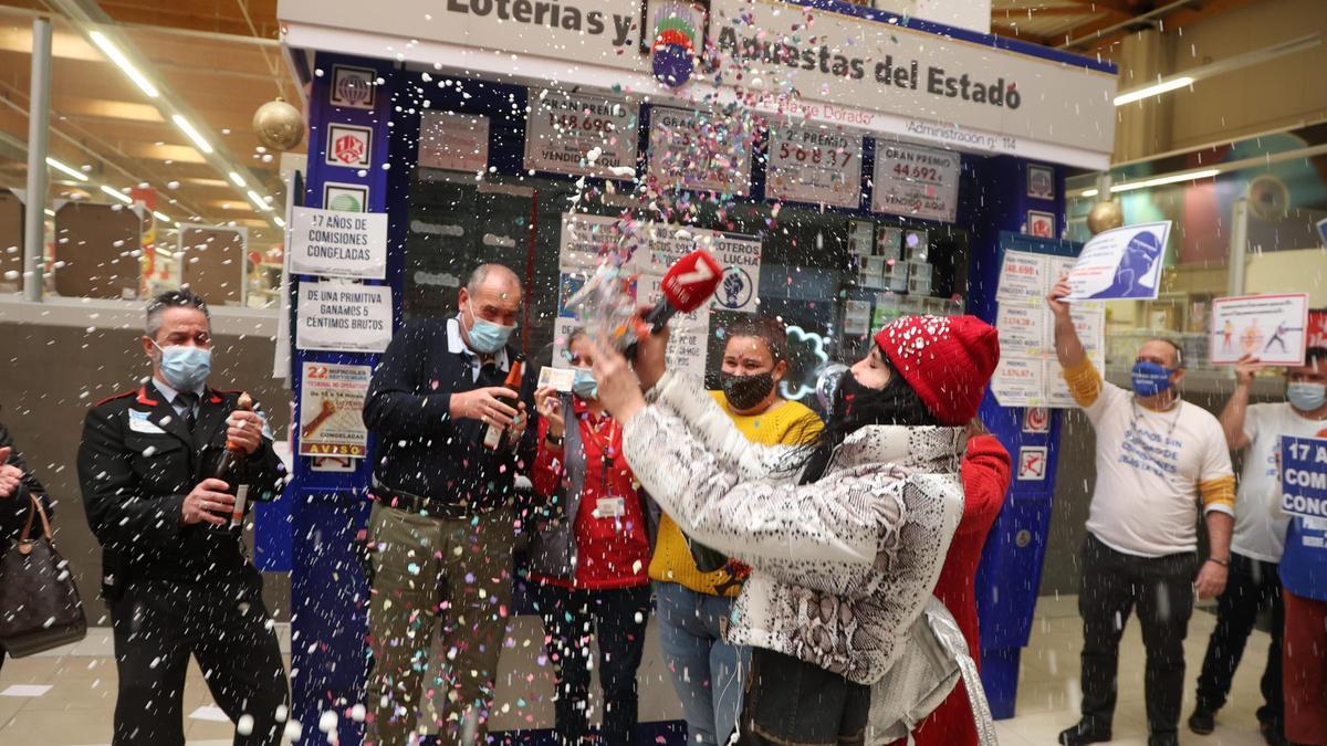 Celebración de uno de los premios de la Lotería dentro de un centro comercial