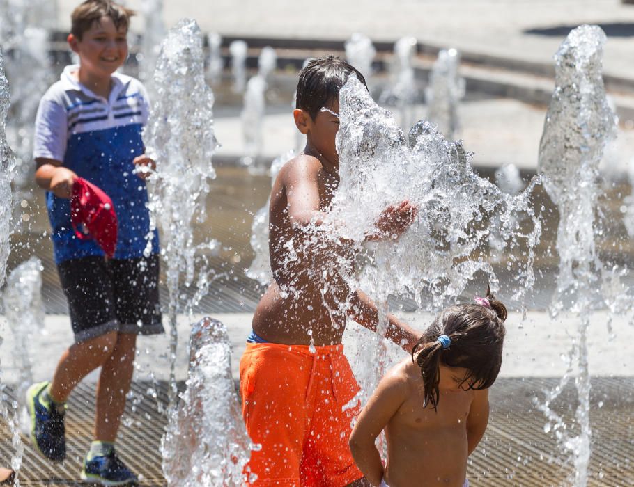 El calor aprieta aún más en el litoral aunque da un mínimo respiro en el interior.