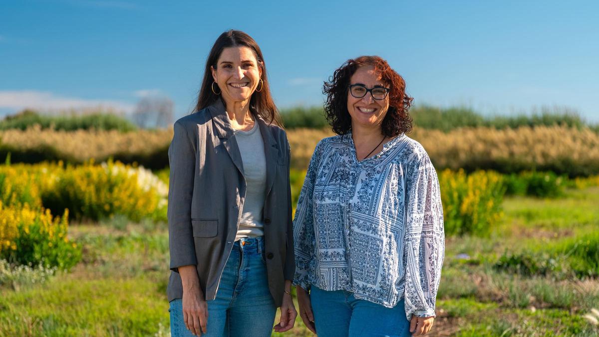 Susanna Laredo, coordinadora de Acción Ambiental, Energía y Servicios Urbanos del Ayuntamiento de El Prat, y Carol Ródenas, vecina de y miembro de la comunidad energética.