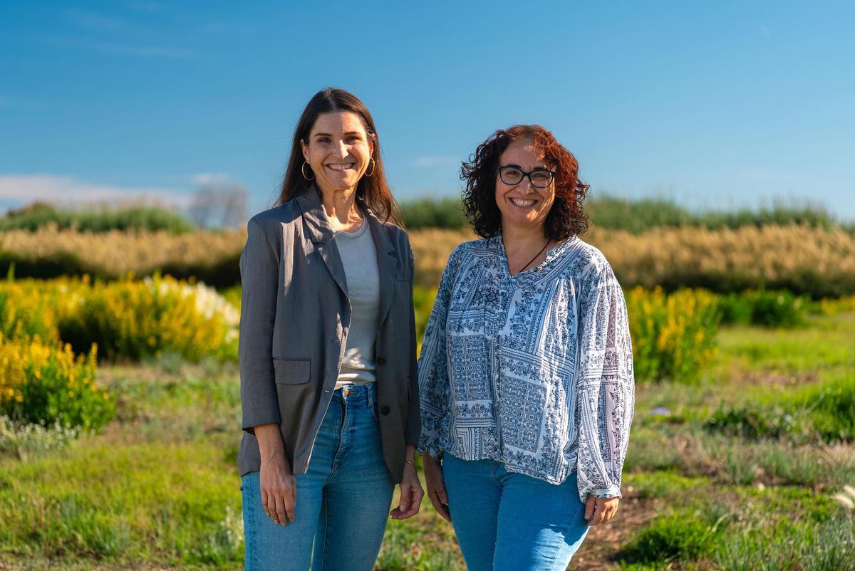 Susanna Laredo, coordinadora de Acción Ambiental, Energía y Servicios Urbanos del Ayuntamiento de El Prat, y Carol Ródenas, vecina de y miembro de la comunidad energética.