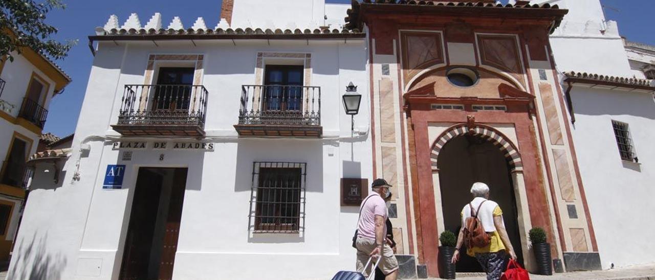 Dos turistas entran a un hotel en Córdoba, en una imagen de archivo.