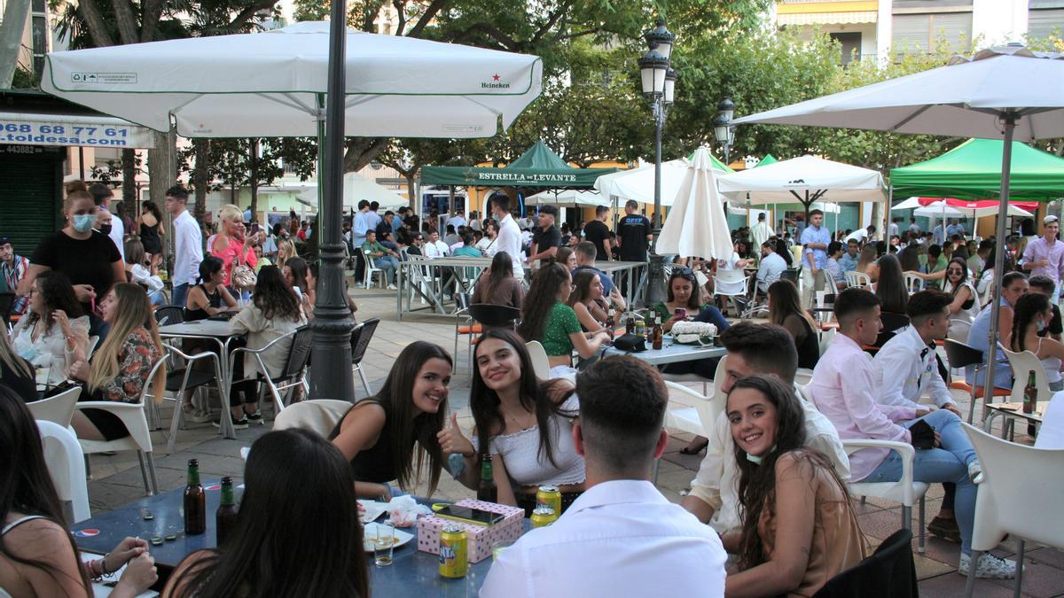 La Plaza Calderón de la Barca, abarrotada de público.