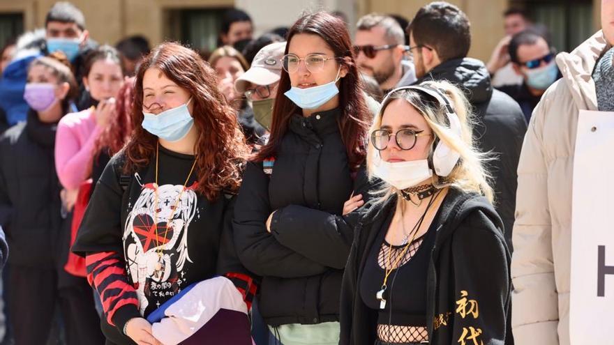 Protesta de profesores del IES Virgen del Remedio y vecinos de la zona norte ante el Ayuntamiento