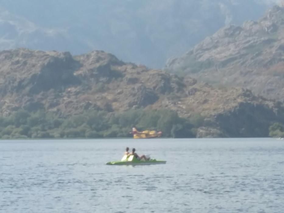 Los hidroaviones cogen agua en el Lago de Sanabria