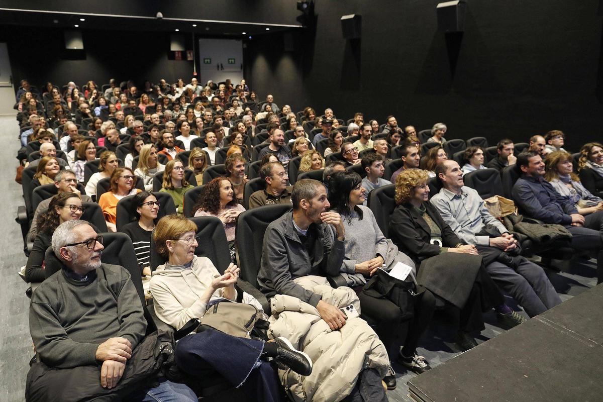 Públic seguint l'estrena de "Balandrau" el febrer passat