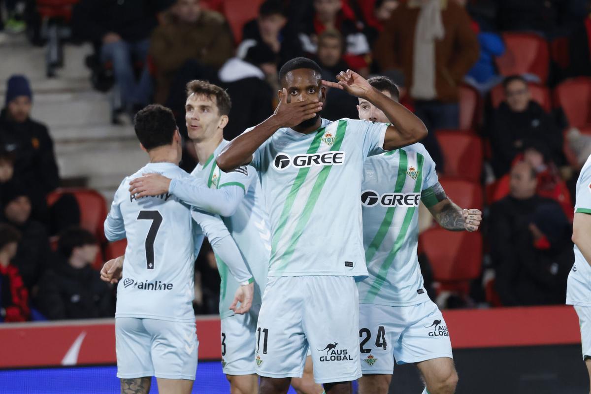 PALMA, 15/02/2026.- El delantero congoleño del Betis Cédric Bakambu (c) celebra su gol, segundo gol del equipo andaluz, durante el partido de la jornada 24 de LaLiga que RCD Mallorca y Real Betis disputan hoy domingo en el estadio de Son Moix. EFE/CATI CLADERA