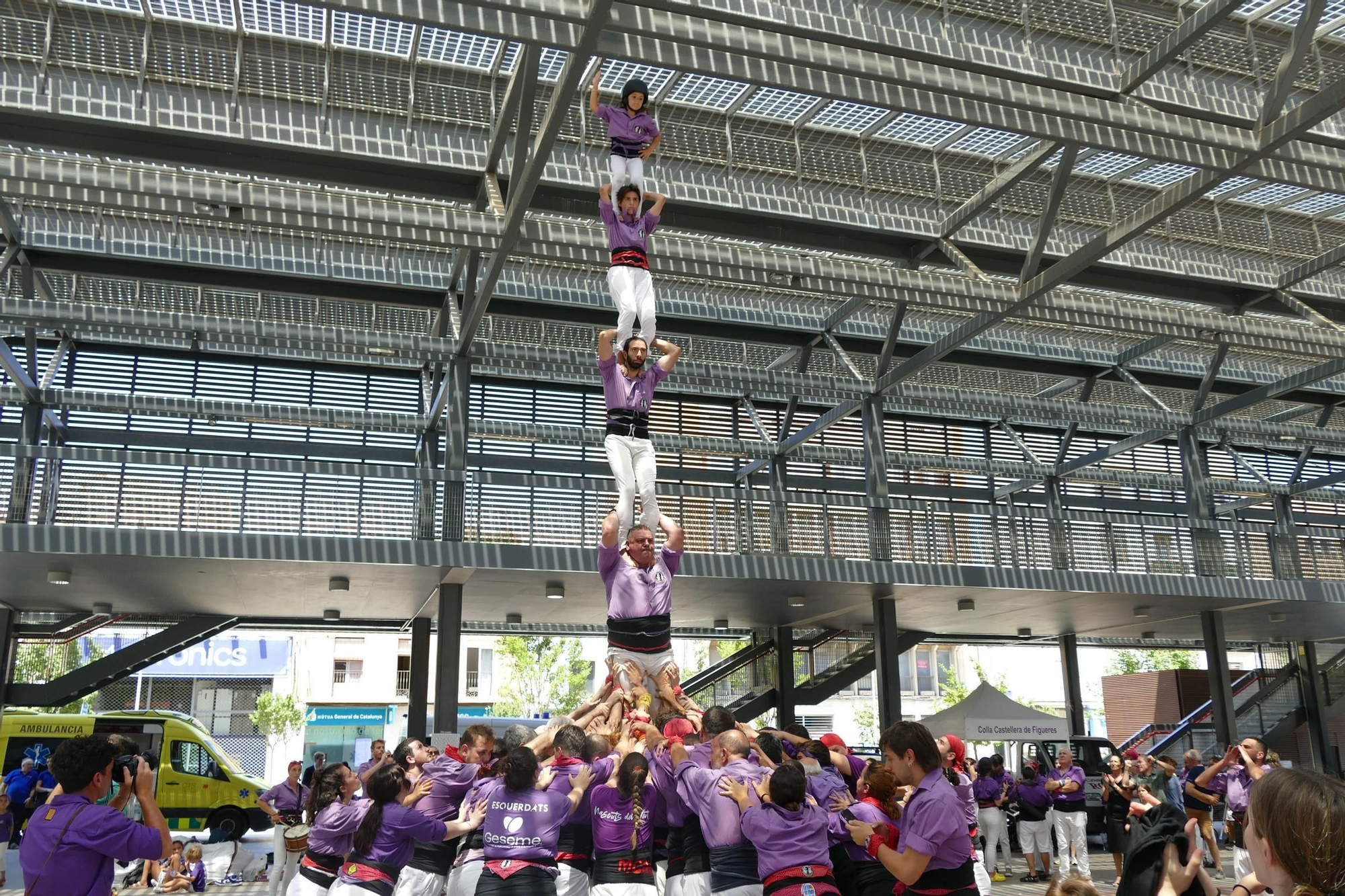 La plaça Catalunya de Figueres s’omple de castells en una Diada de Sant Pere marcada per calor