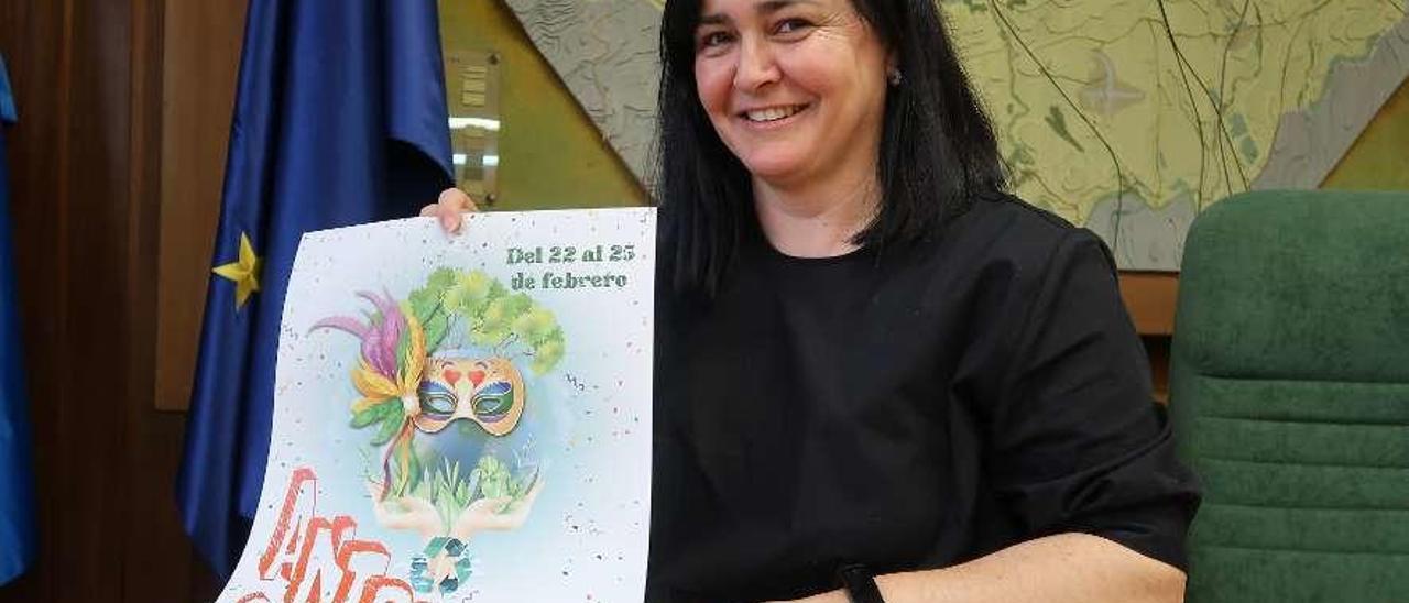 La concejala de Festejos, Eva María Pérez, con el cartel del Antroxu de Llanera.
