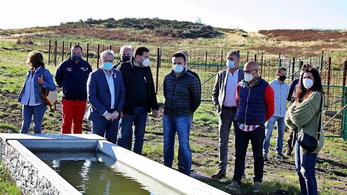 Balseiros, Cubela y González, en la mañana de ayer, durante la visita de supervisión a las obras efectuadas en los pastizales de Valongo.